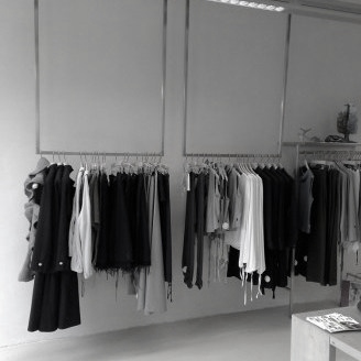 Winkelinterieur met rvs kledingrekken