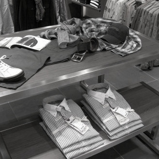 Rvs presentatietafel te combineren met diverse materialen