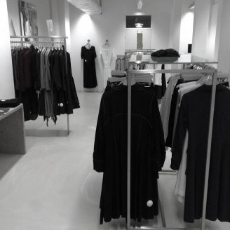 Winklinterieur met rvs kledingrekken