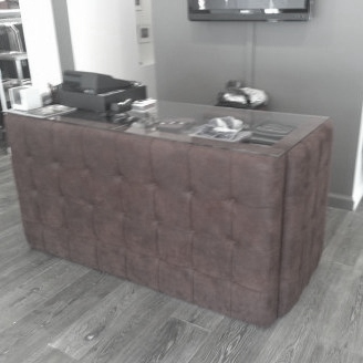 Gecaptitoneerde toonbank in leatherlook met glasplaat