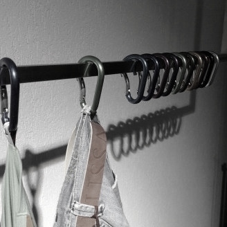 Kledingrek: hangstang met metalic karabijnhaken
