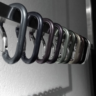 Hangend kledingrek rvs met metalic karabijnhaken