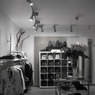Winkelinterieur met rvs als basis