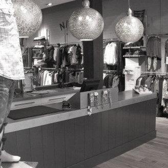 Winkelinterieur met rvs als basis