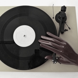 Platenspeler + hoogglans rode hand